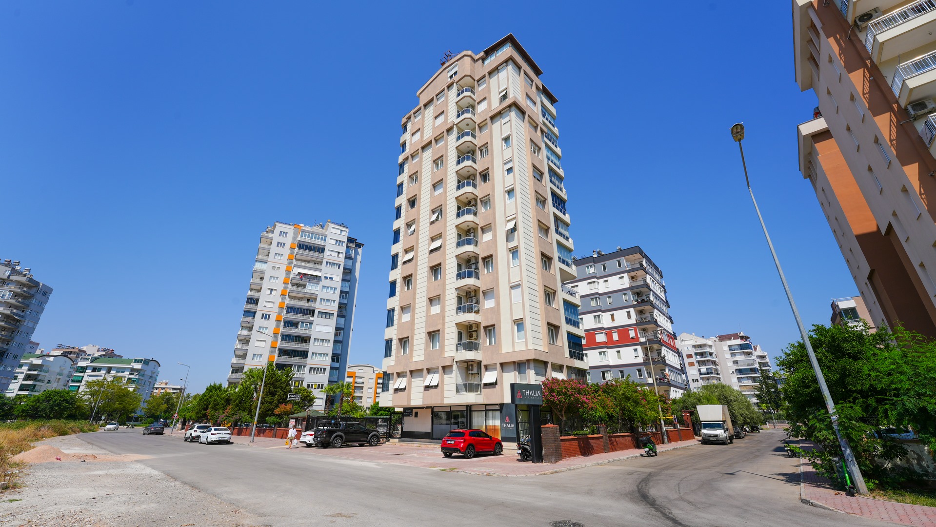 Image of Antalya Lara 3+1 apartment with a separate kitchen in a complex with a swimming pool.